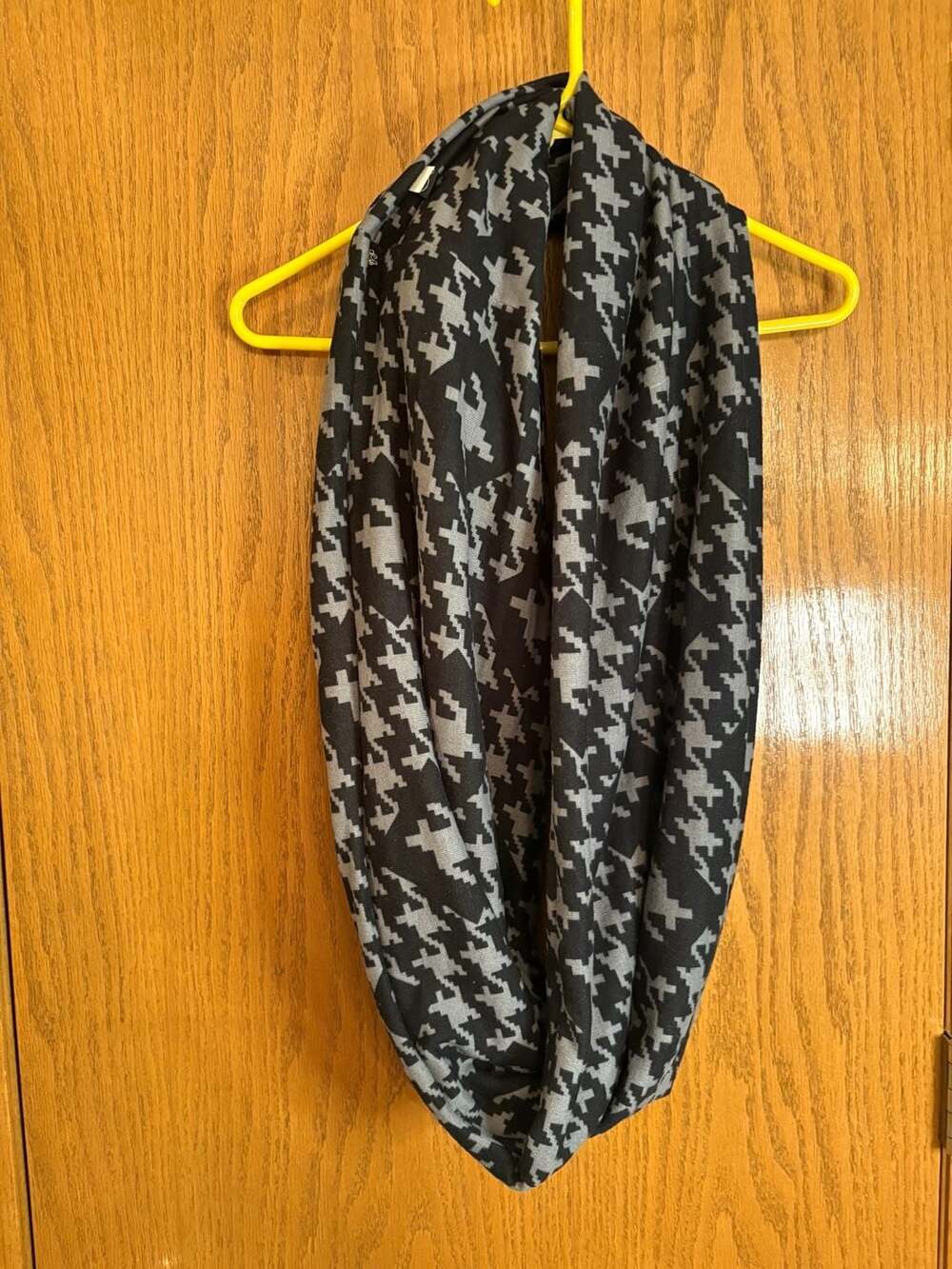 2 Chic Black Silver Houndstooth Infinity Scarf Secret Pocket